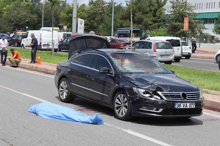 Kayseri’de Feci Kaza, Otomobil Çarptığı Bisikletliyi 50 Metre Sürükledi