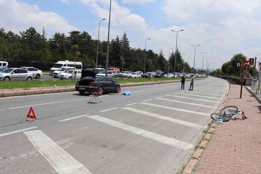 Kayseri’de Feci Kaza, Otomobil Çarptığı Bisikletliyi 50 Metre Sürükledi