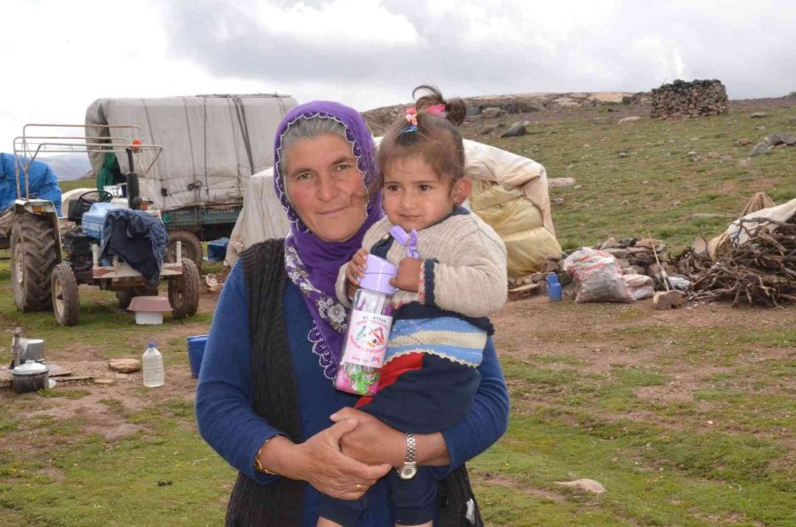 Büyükşehir Belediyesinden Yörüklere, Hijyen Kolisi, Oyuncak Ve Şeker