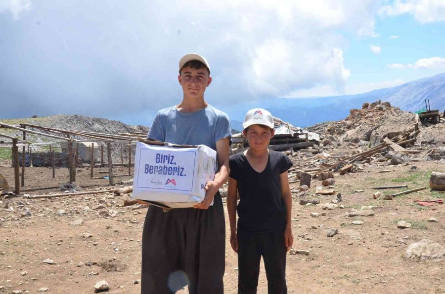 Büyükşehir Belediyesinden Yörüklere, Hijyen Kolisi, Oyuncak Ve Şeker