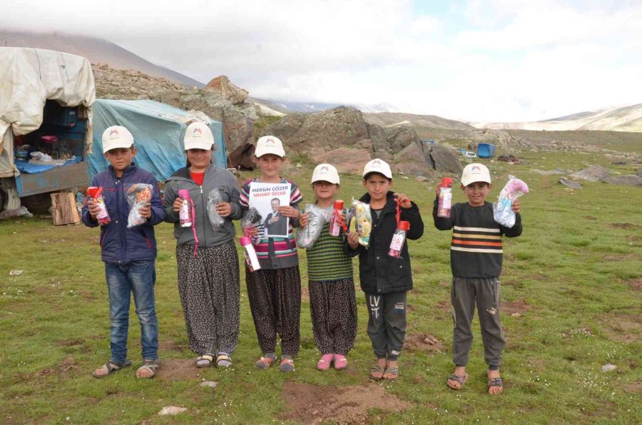Büyükşehir Belediyesinden Yörüklere, Hijyen Kolisi, Oyuncak Ve Şeker