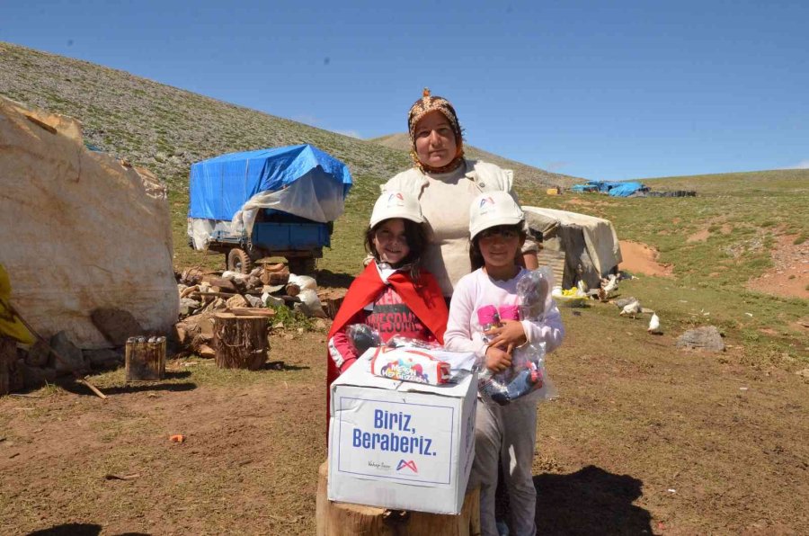 Büyükşehir Belediyesinden Yörüklere, Hijyen Kolisi, Oyuncak Ve Şeker