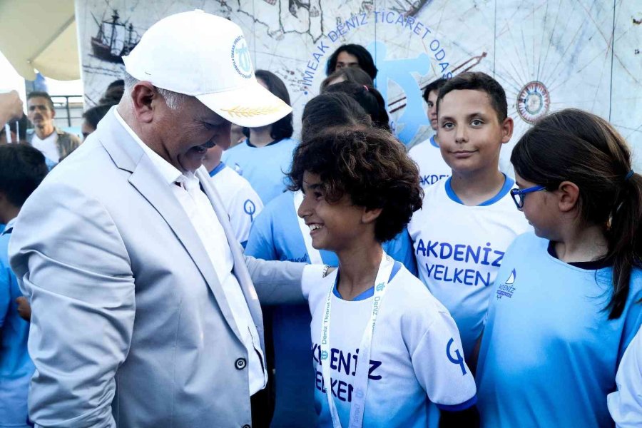 Antalya’da İptal Edilen Yağlı Direk Bayrak Yarışması Renkli Görüntülere Sahne Oldu