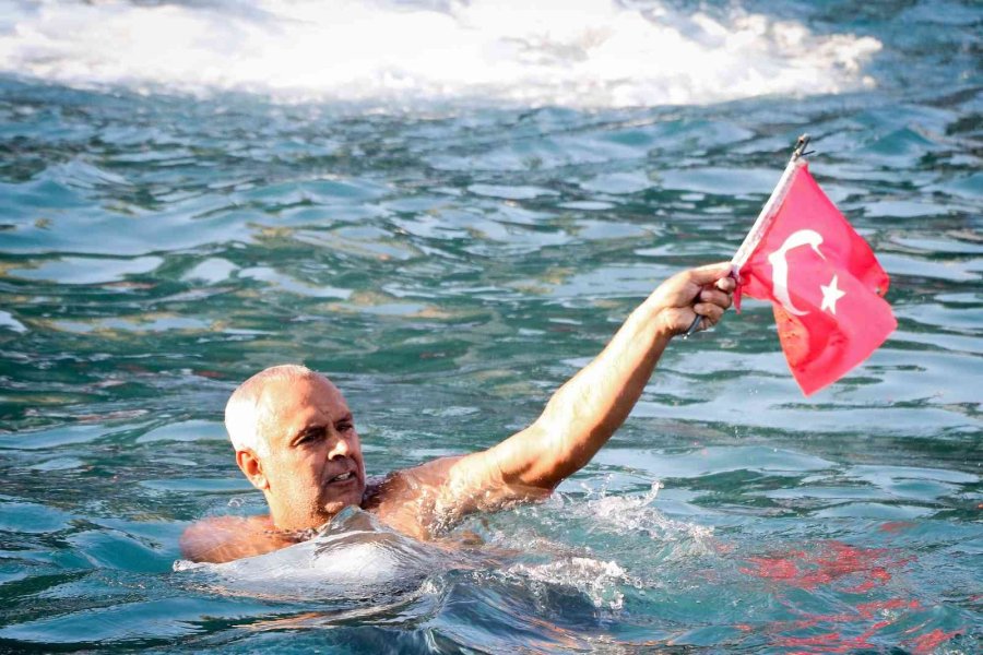 Antalya’da İptal Edilen Yağlı Direk Bayrak Yarışması Renkli Görüntülere Sahne Oldu