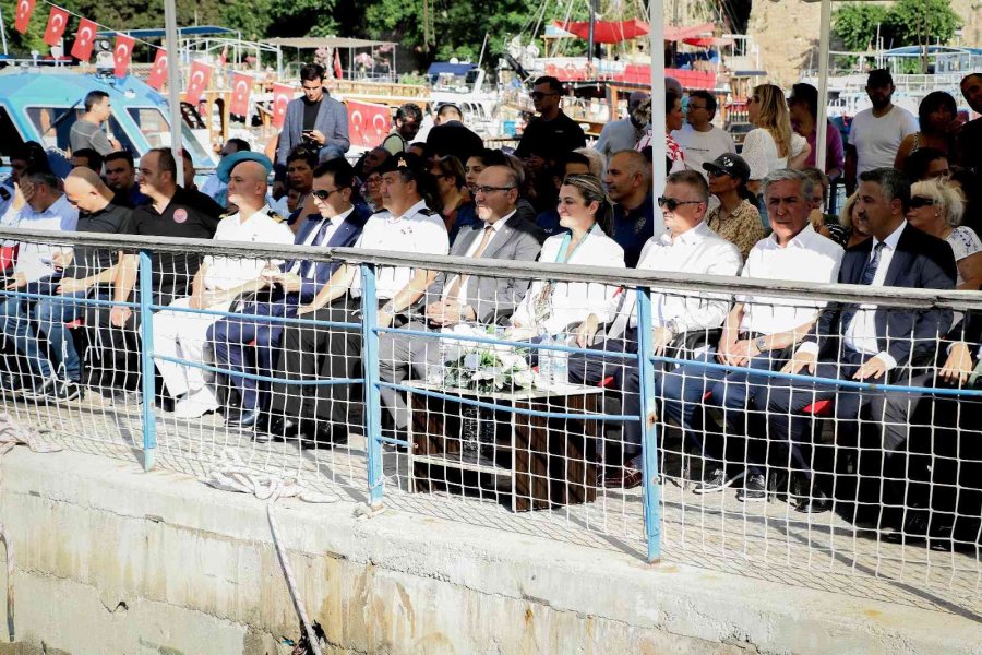 Antalya’da İptal Edilen Yağlı Direk Bayrak Yarışması Renkli Görüntülere Sahne Oldu