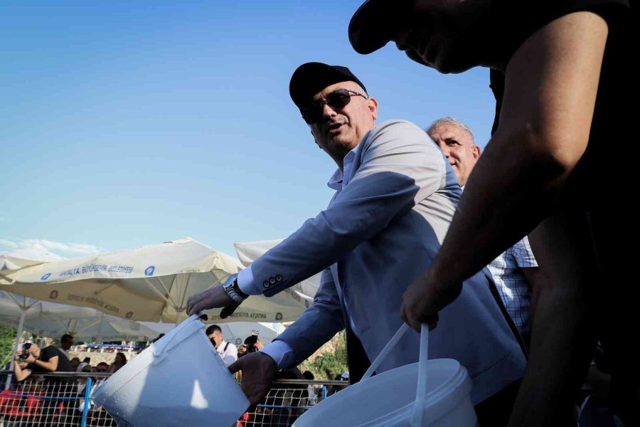 Antalya’da İptal Edilen Yağlı Direk Bayrak Yarışması Renkli Görüntülere Sahne Oldu