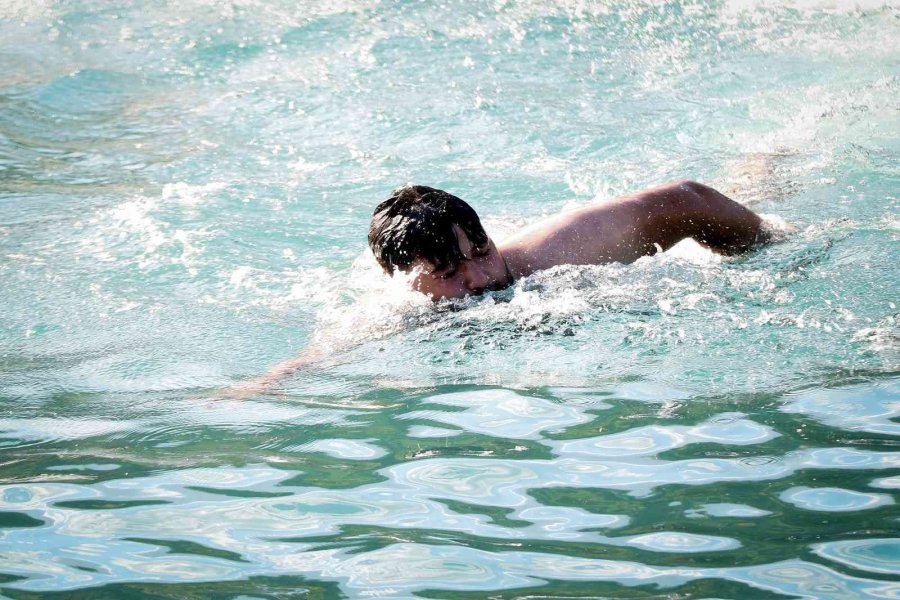 Antalya’da İptal Edilen Yağlı Direk Bayrak Yarışması Renkli Görüntülere Sahne Oldu