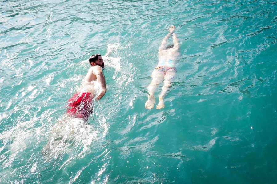 Antalya’da İptal Edilen Yağlı Direk Bayrak Yarışması Renkli Görüntülere Sahne Oldu