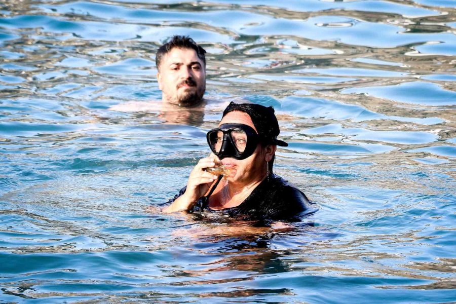 Antalya’da İptal Edilen Yağlı Direk Bayrak Yarışması Renkli Görüntülere Sahne Oldu