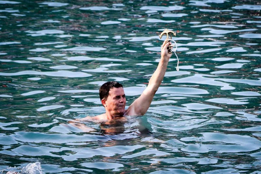 Antalya’da İptal Edilen Yağlı Direk Bayrak Yarışması Renkli Görüntülere Sahne Oldu