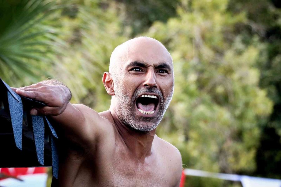 Antalya’da İptal Edilen Yağlı Direk Bayrak Yarışması Renkli Görüntülere Sahne Oldu