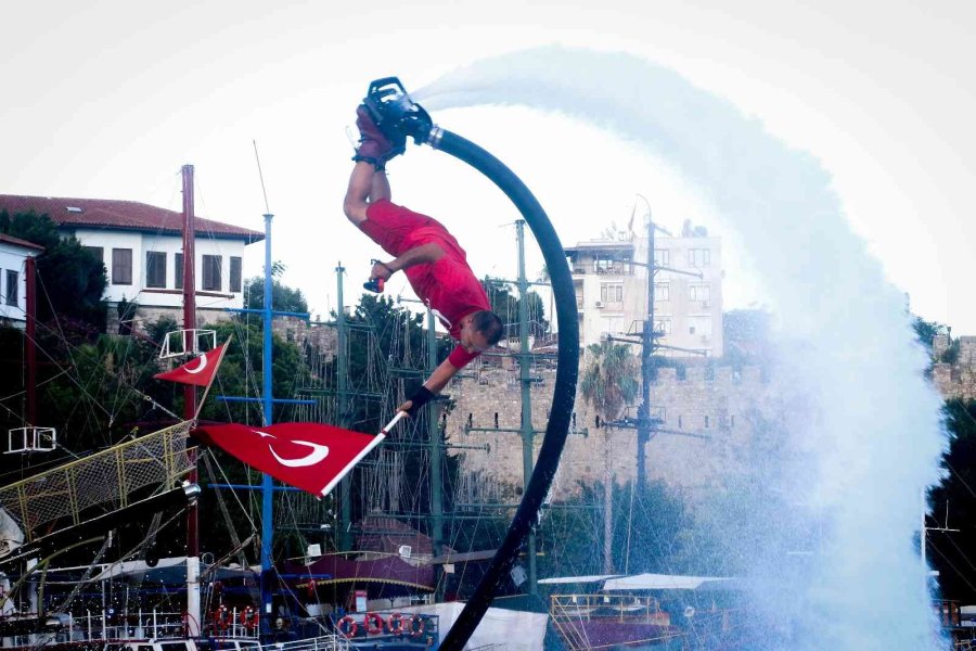 Antalya’da İptal Edilen Yağlı Direk Bayrak Yarışması Renkli Görüntülere Sahne Oldu
