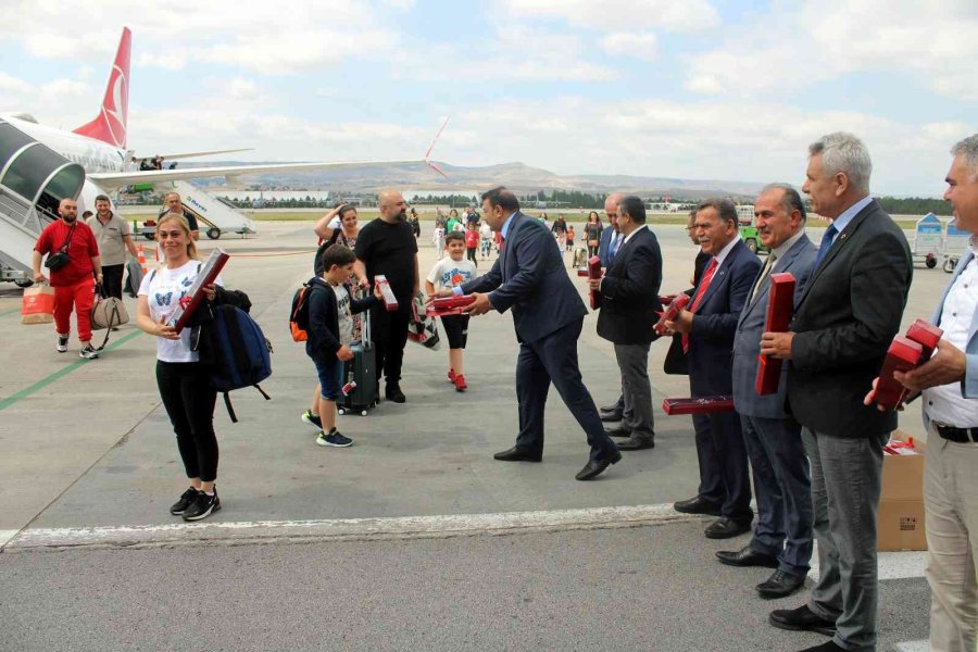 Gurbetçiler Çiçeklerle Karşılandı