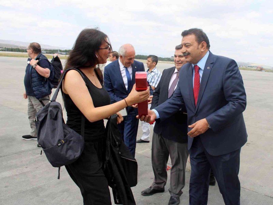 Gurbetçiler Çiçeklerle Karşılandı