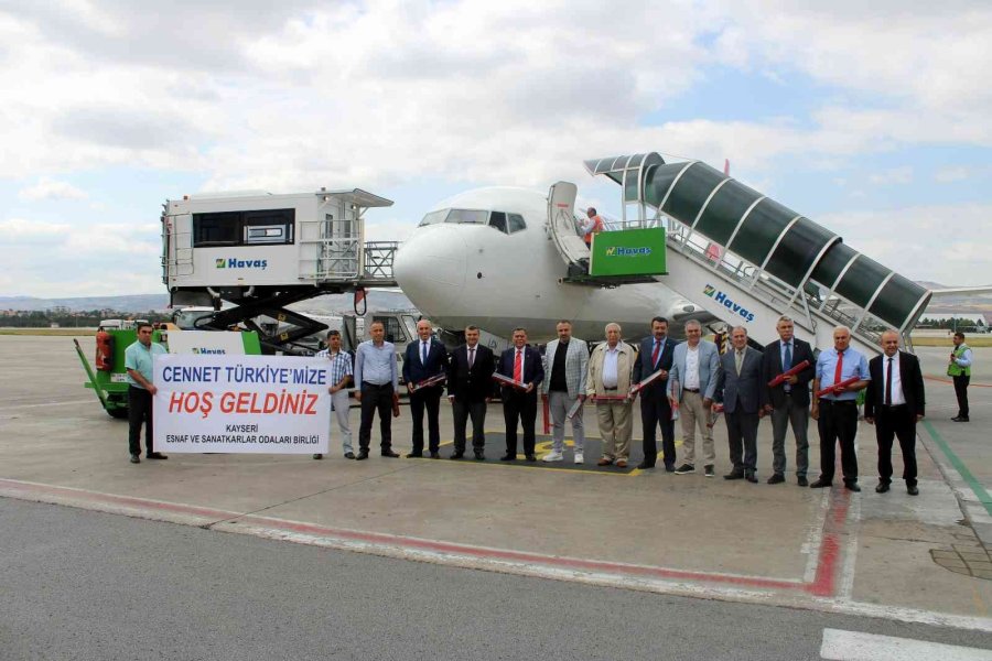 Gurbetçiler Çiçeklerle Karşılandı