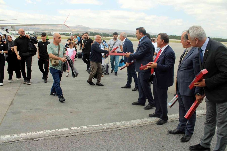 Gurbetçiler Çiçeklerle Karşılandı