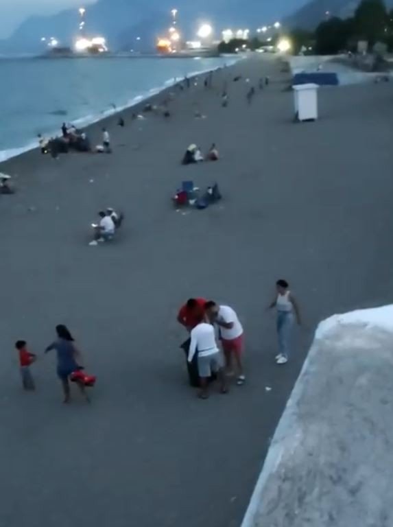 Sahilde Çöpe Taş Atma Kavgasında Yumruklar Konuştu