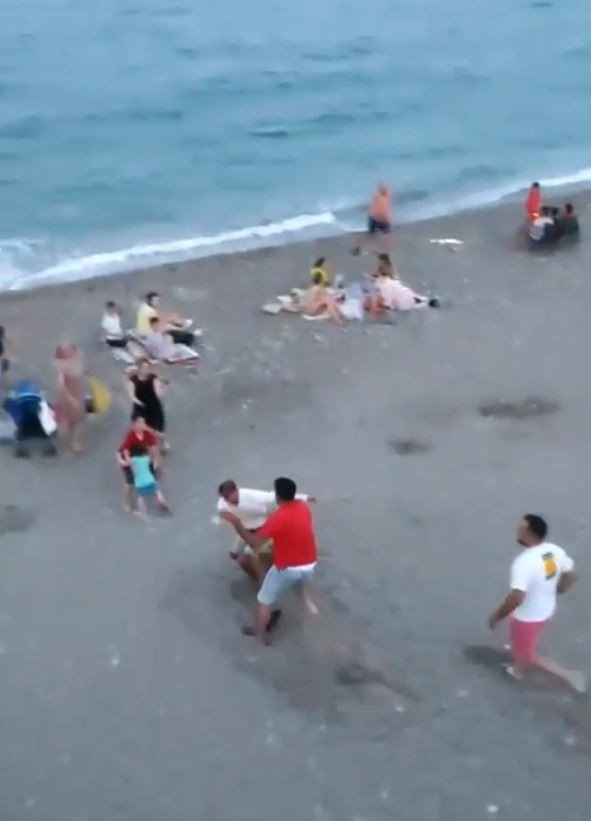 Sahilde Çöpe Taş Atma Kavgasında Yumruklar Konuştu