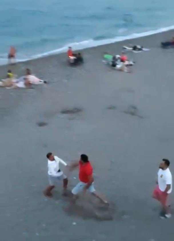 Sahilde Çöpe Taş Atma Kavgasında Yumruklar Konuştu