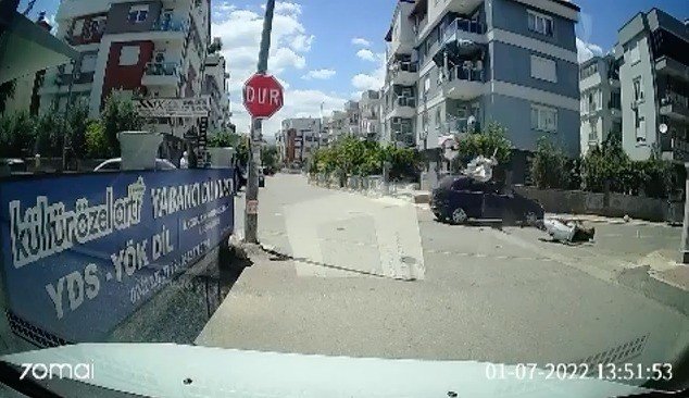 Otomobil İle Çarpışan Motosiklet Sürücüsü Genç Kız Metrelerce Sürüklenip Düştü