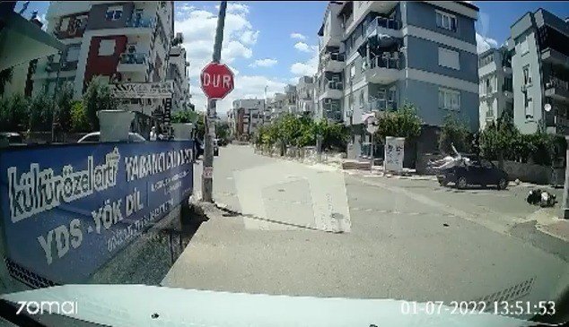 Otomobil İle Çarpışan Motosiklet Sürücüsü Genç Kız Metrelerce Sürüklenip Düştü