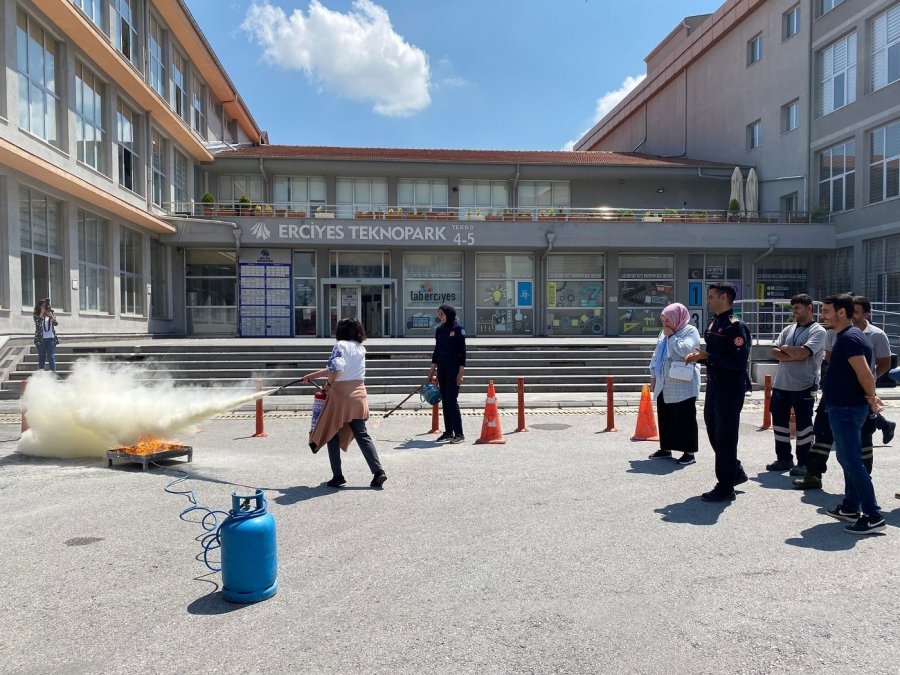 Erciyes Teknopark’ta Yangın Söndürme Eğitimi Verildi
