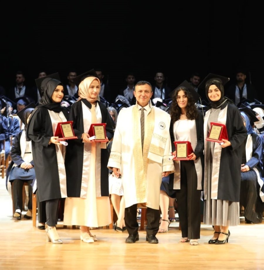 Erü Sağlık Bilimleri Fakültesi Yeni Mezunlarını Verdi