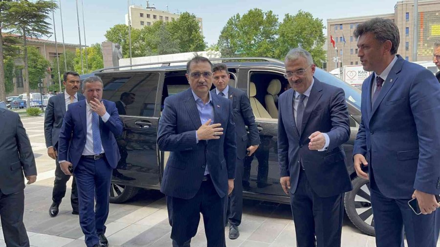 Bakan Dönmez, Vali Ayyıldız’ı Makamında Ziyaret Etti