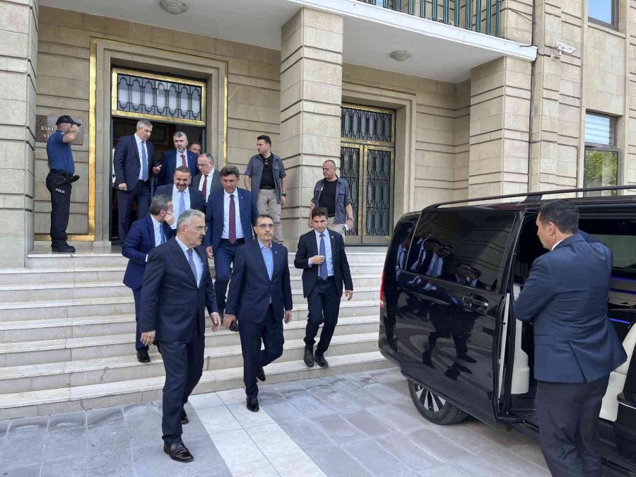 Bakan Dönmez, Vali Ayyıldız’ı Makamında Ziyaret Etti