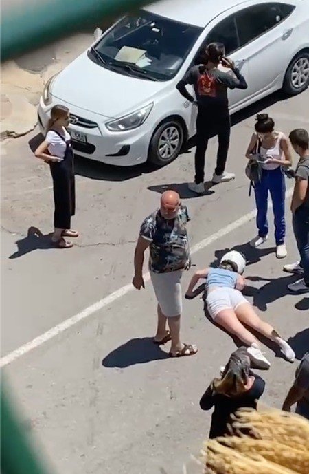 Otomobil İle Çarpışan Motosiklet Sürücüsü Genç Kız Metrelerce Sürüklenip Düştü