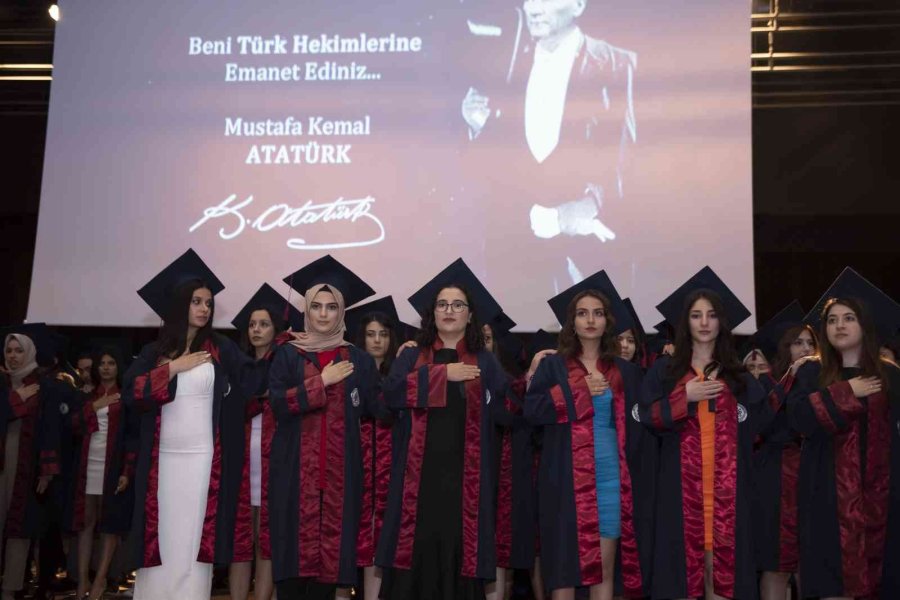 Seçer, Genç Hekimlerin Mezuniyet Heyecanına Ortak Oldu