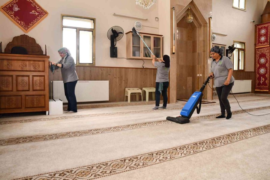 Camilerde Bayram Öncesi Temizlik
