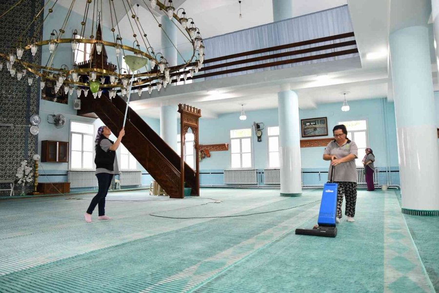 Camilerde Bayram Öncesi Temizlik