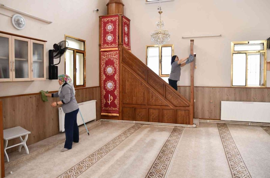 Camilerde Bayram Öncesi Temizlik