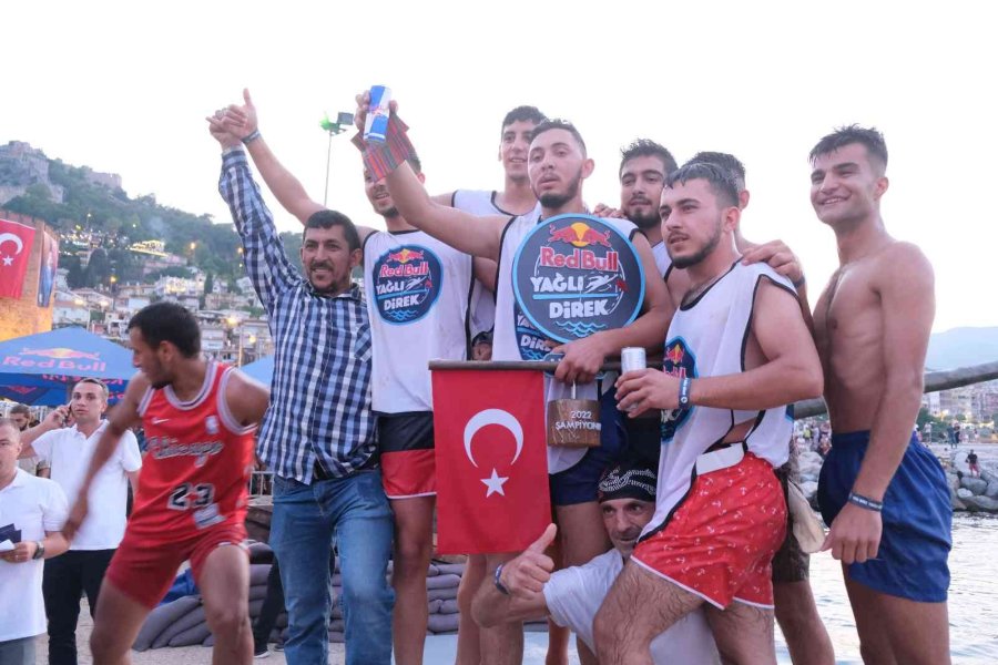 Kabotaj Bayramında Yağlı Direğin Ucundaki Bayrağa Erişmek İçin Yarıştılar