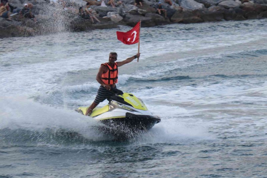Kabotaj Bayramında Yağlı Direğin Ucundaki Bayrağa Erişmek İçin Yarıştılar