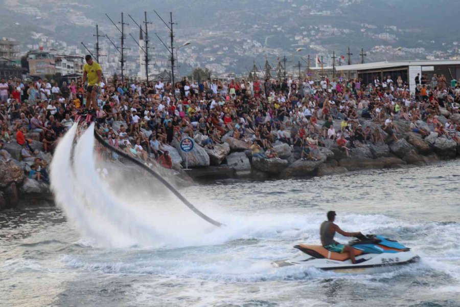 Kabotaj Bayramında Yağlı Direğin Ucundaki Bayrağa Erişmek İçin Yarıştılar