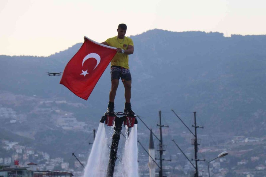 Kabotaj Bayramında Yağlı Direğin Ucundaki Bayrağa Erişmek İçin Yarıştılar