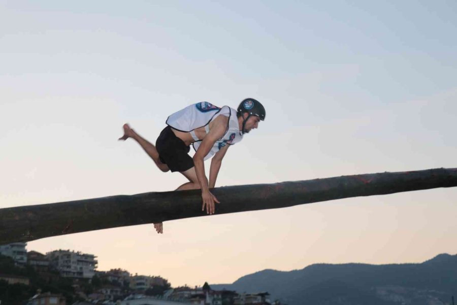 Kabotaj Bayramında Yağlı Direğin Ucundaki Bayrağa Erişmek İçin Yarıştılar