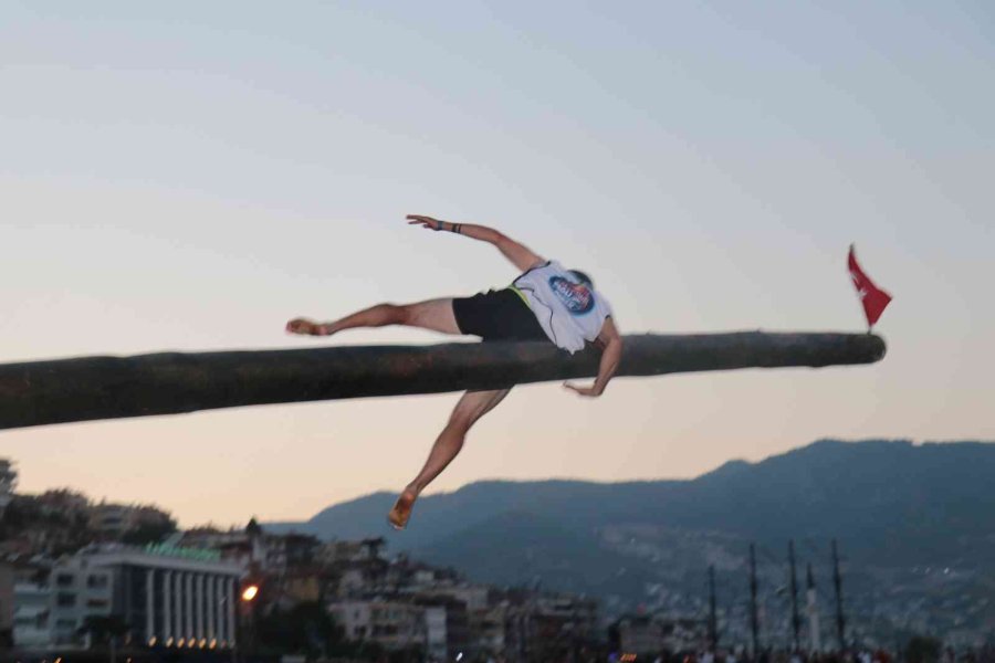 Kabotaj Bayramında Yağlı Direğin Ucundaki Bayrağa Erişmek İçin Yarıştılar