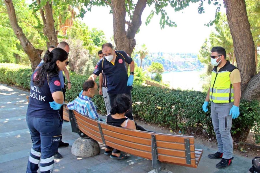 Sevgililerin Kıskançlık Kavgası, Araya Giren Genci Canından Bezdirdi