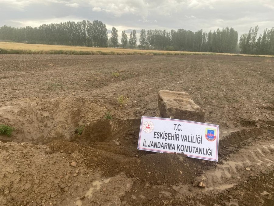 Tarlasını Süren Çiftçi Roma Dönemine Ait Taş Eser Buldu