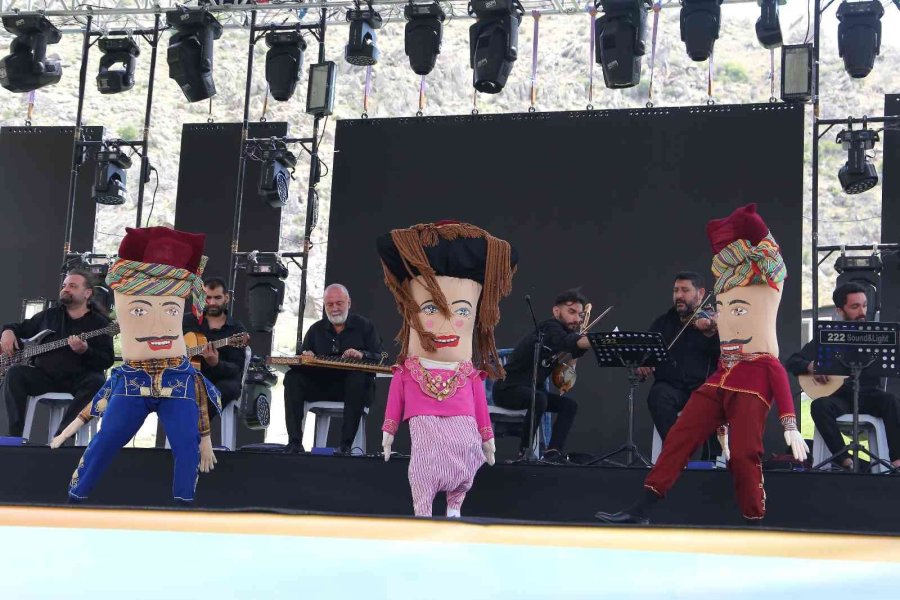 Anadolu Halk Dansları Topluluğu, Nasreddin Hoca Festivali’ne Katıldı