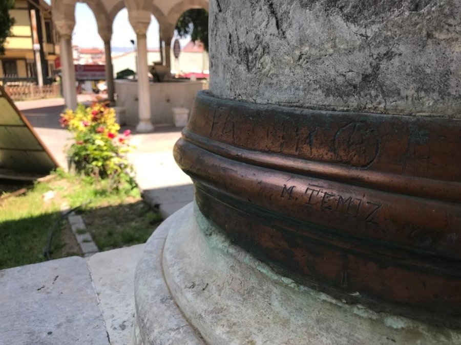 Tarihi Külliyenin Sütunlarına Büyük Saygısızlık