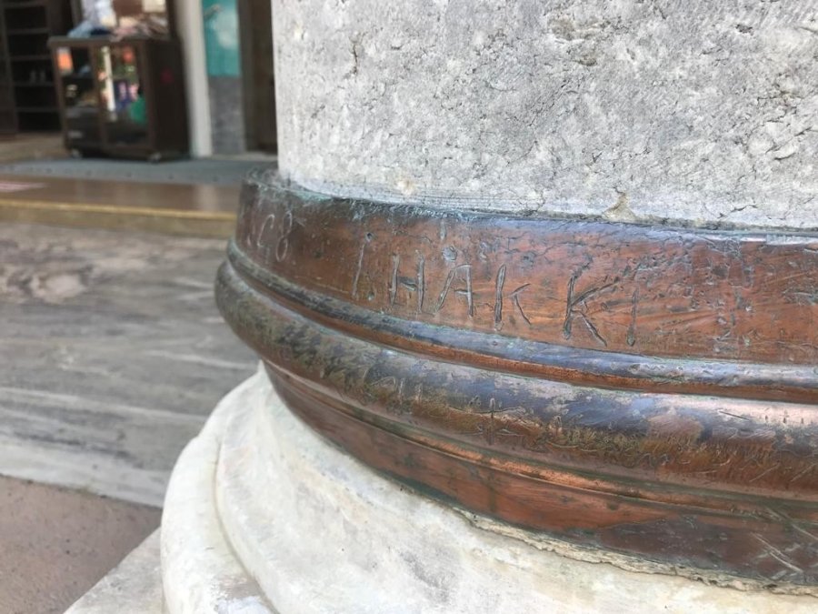 Tarihi Külliyenin Sütunlarına Büyük Saygısızlık