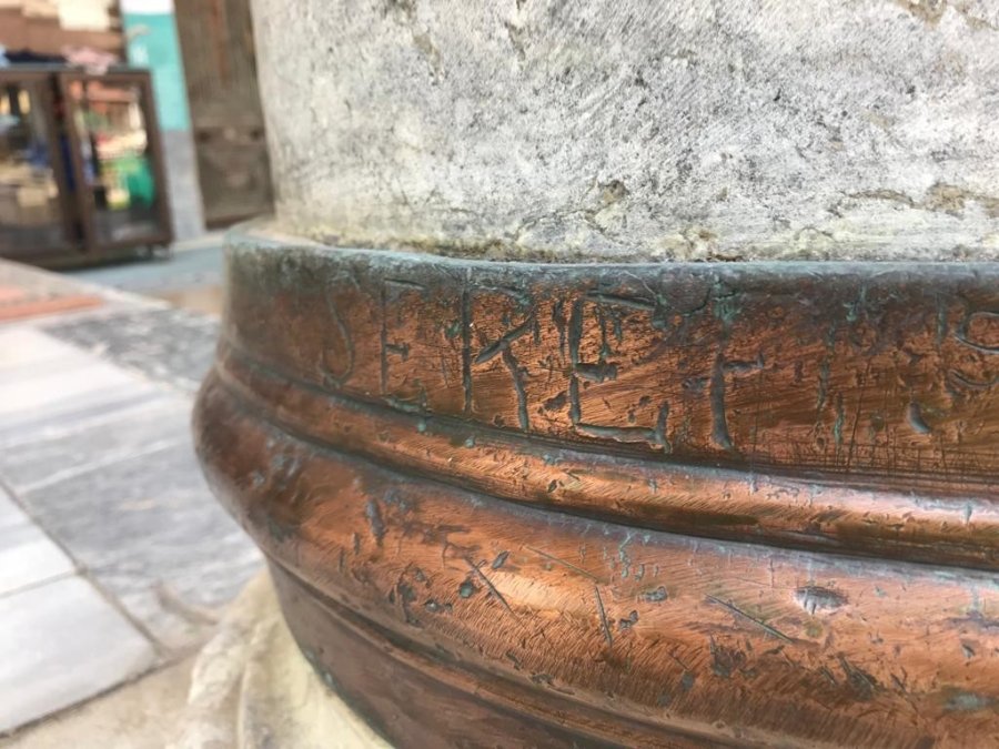 Tarihi Külliyenin Sütunlarına Büyük Saygısızlık