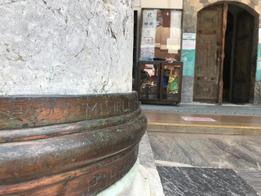 Tarihi Külliyenin Sütunlarına Büyük Saygısızlık