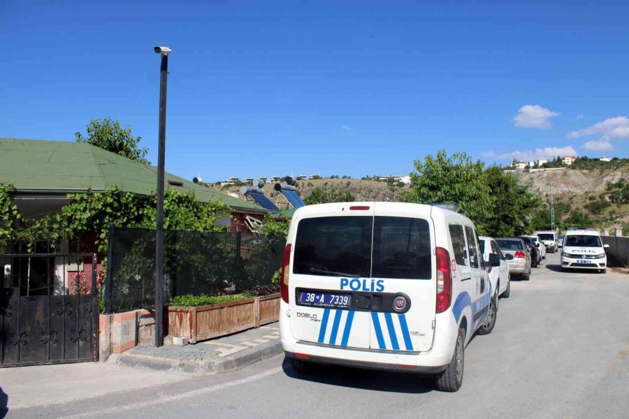 Yaşadığı Villada Ölü Bulundu