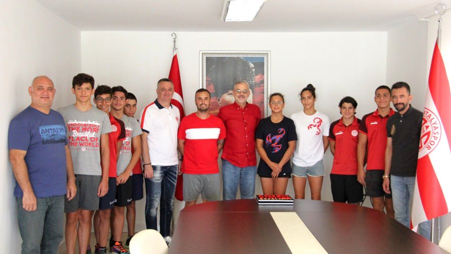 Şampiyon Sporcular Altınla Ödüllendirildi