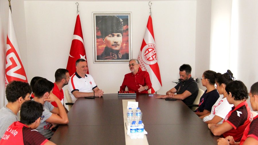 Şampiyon Sporcular Altınla Ödüllendirildi